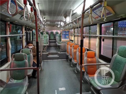  运力：增加运力 首个复工复产日早高峰公交每班平均载客量不增反