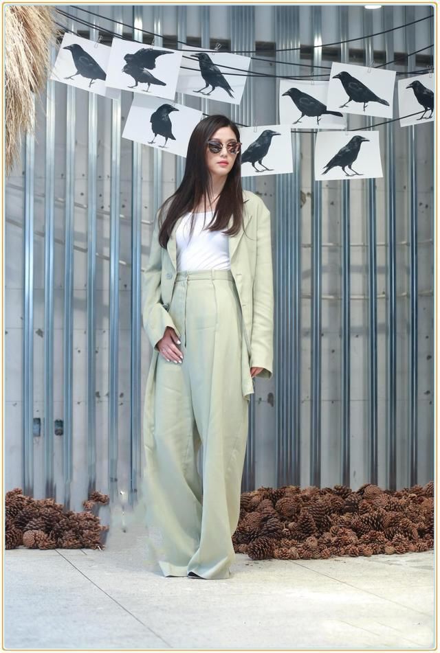 当何穗和全智贤同穿绿色阔腿裤,才知道超模腿和明星腿差距有多大