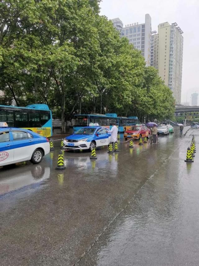  出租车@贵阳市中心城区出租车台班费再调整！5月1日-15日按这个比例收取