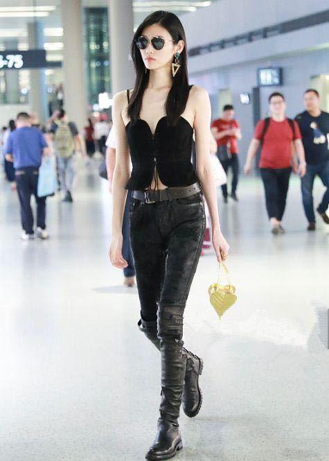 超模奚梦瑶刚换下马丁靴，可又穿上过膝长靴了，真的不热吗？