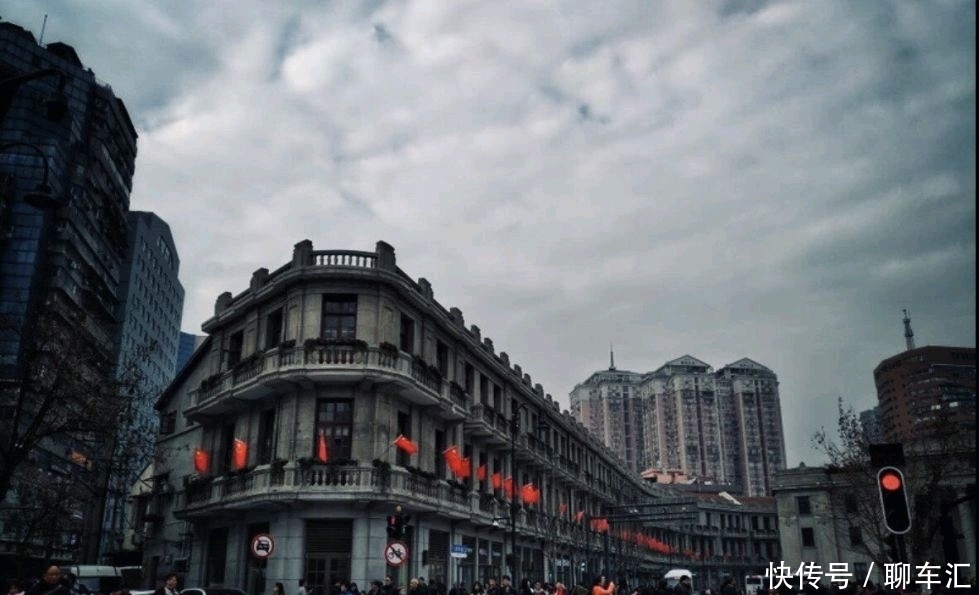 武汉这个地点是吃货汇集的地方,商铺林立、人潮涌动,适合夜生活