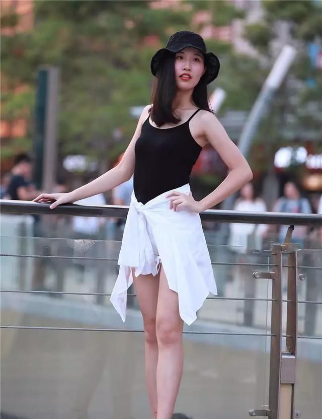  『身上穿着一』一双绿色的尖头高跟鞋，带有铆钉的设计，显得十分的精致与时尚