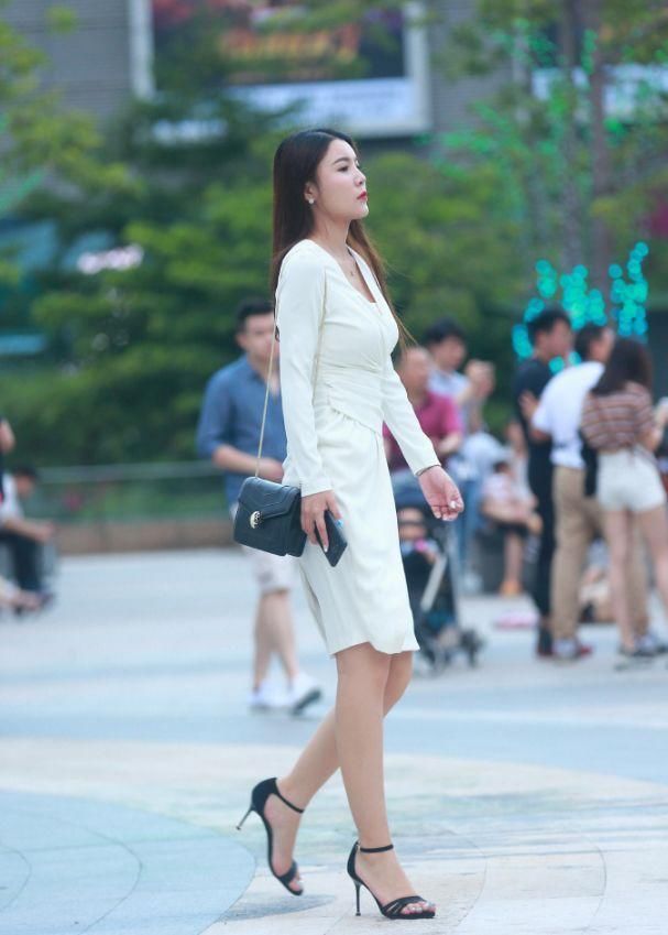 白色开叉连衣裙搭配系带高跟凉鞋，纤纤玉足婀娜腰肢