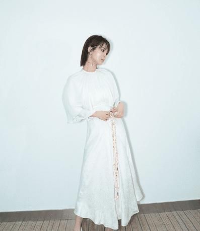 『 马尾』穿裸色印花连衣裙配低马尾优雅迷人,美得不敢认,被杨紫惊艳到了
