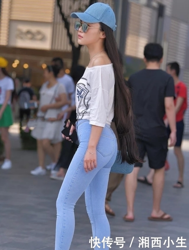街拍：皮肤白皙的气质美女，一条简单的牛仔裤搭配露肩T恤，清凉