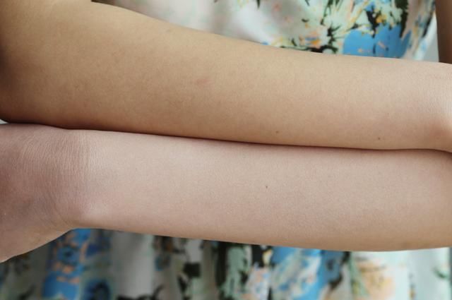 把蜂蜜放在白糖上太厉害了！解决了女人夏天的烦恼，实用还省钱