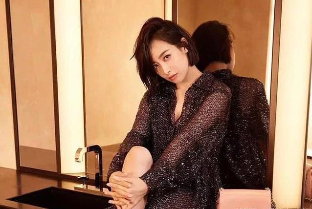 32岁宋茜趴在床上凸显S曲线身材，网友：真是少有的性感啊！