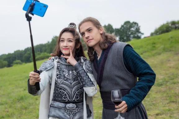 关晓彤黑色低领薄纱裙仙气满满，胸口隐隐露出粉色，好诱惑