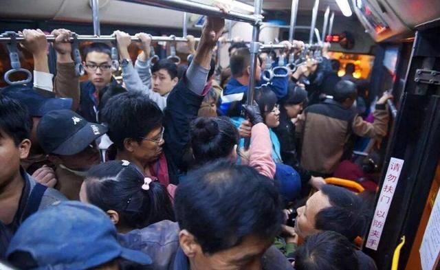  公交车：为什么客车多一个小孩子就违规，而公交车人挤人却不算