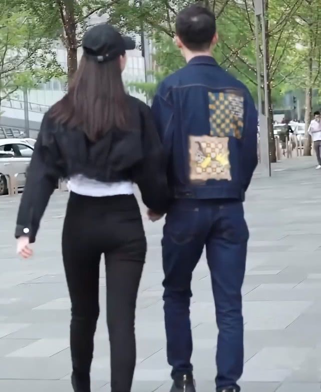  整体造型@街头又火了一款裤子，叫“左边睁眼睛，右边开嘴巴”，潮到飞起！
