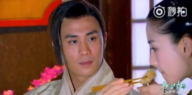 杨颖澄清饭店抢手机事件，最近频繁被黑为哪般?反映了个本质问题