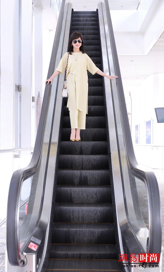 敢穿!63岁赵雅芝穿透视衫短裤秀紧致身材