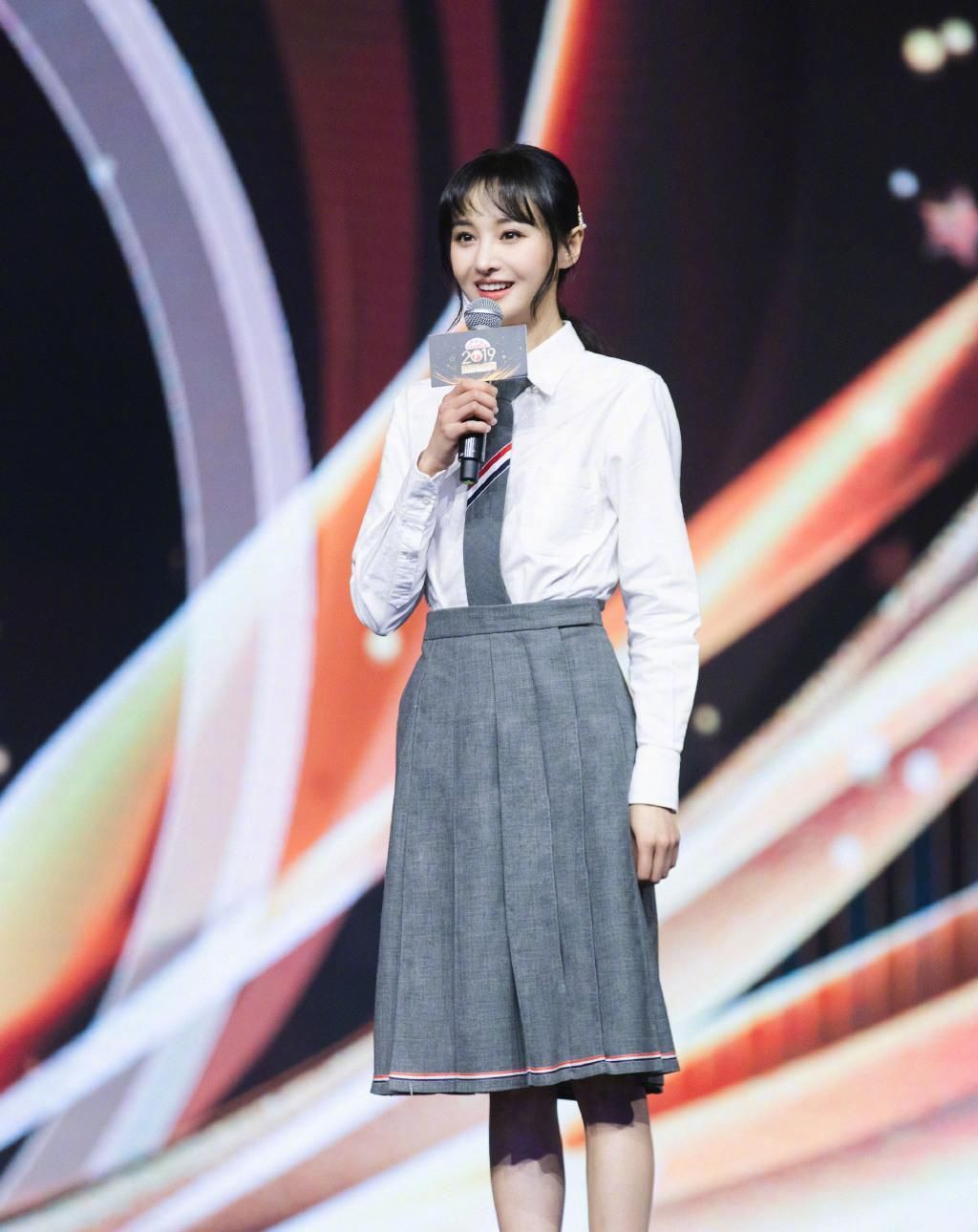  美少女：吴宣仪和郑爽, 体重都是86斤, 同为百褶裙造型, 到底谁更甜?