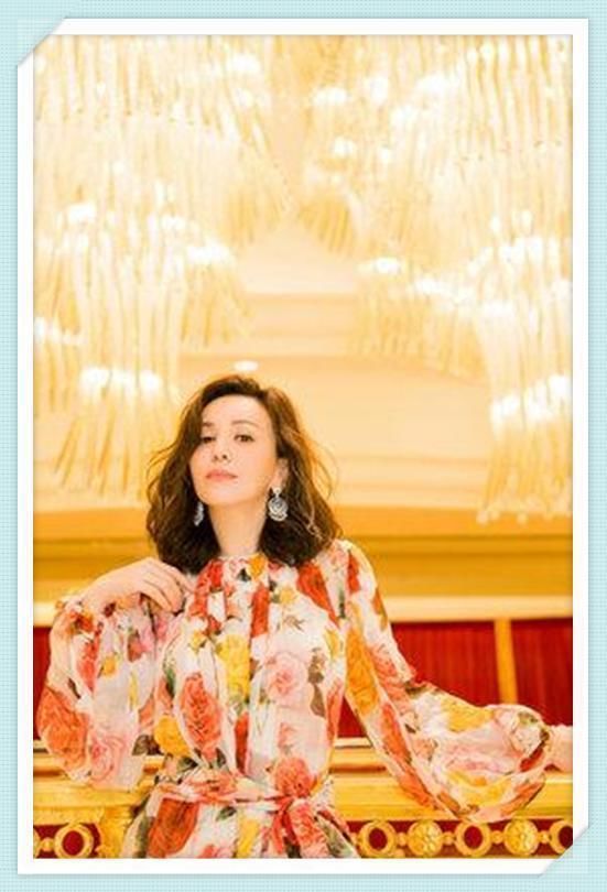 王琳不服老！年近50挑战印花裙，47岁活脱脱穿成了17岁花姑娘！