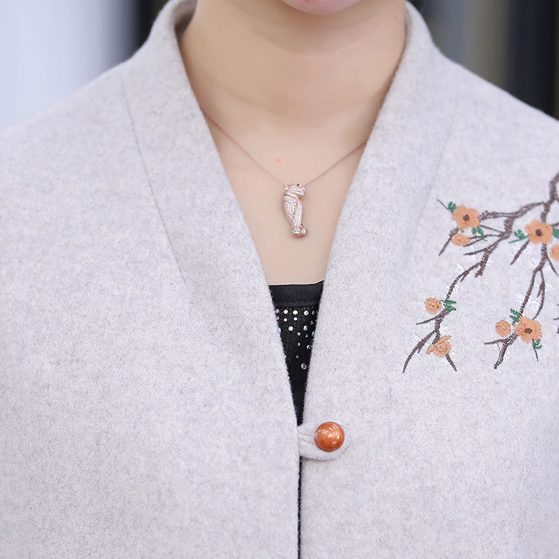 今年流行的薄风衣，一款比一款洋气百搭，50岁妈妈穿上美爆了