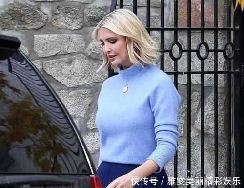  「深蓝色」伊万卡罕见展现温柔一面！蓝色上衣搭配百褶裙优雅灵动，温柔大气