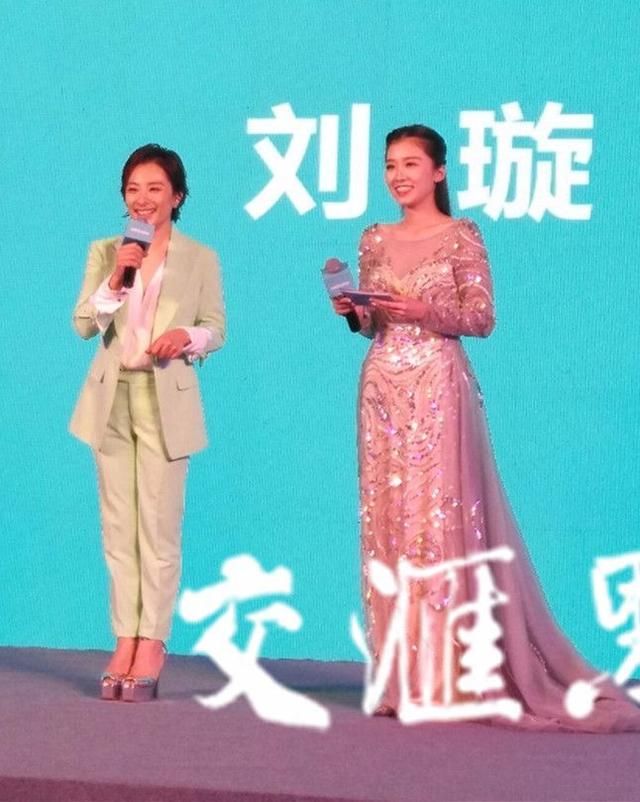 刘璇为了增高，也管不了鞋子好不好看！穿西装，真的只能看上半身