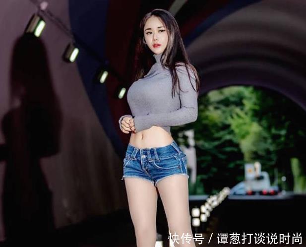 街拍： 搭配超短牛仔裤小姐姐的，身材匀称雪白大腿让她很自信!!