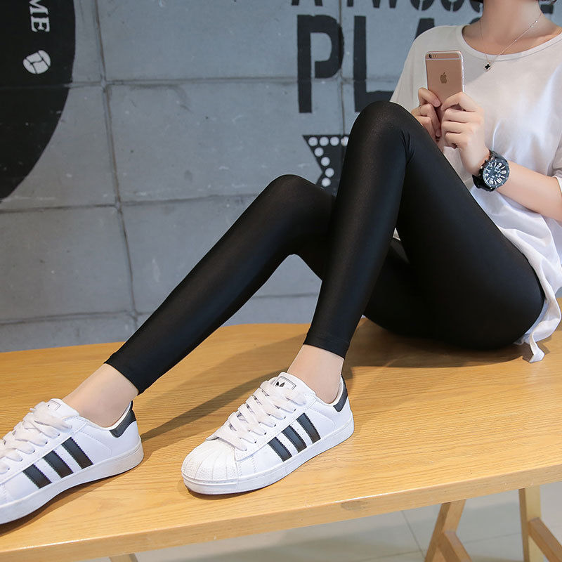 35岁闺蜜特会穿,紧身裤只穿有型的,凸显凹凸曲线,性感显腿长