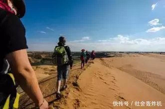 去到沙漠看到西瓜不能摘，有游客不听，刚拿起就后悔了