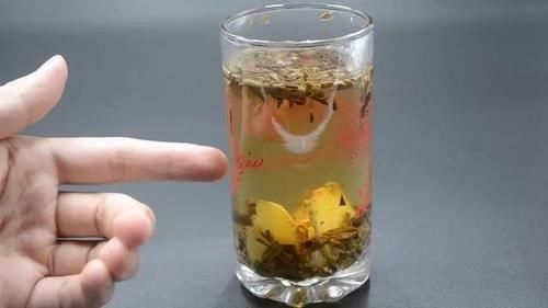  治疗感冒：茶叶水里加几片生姜，作用真强大，喝一次能省几百元，早学早受益