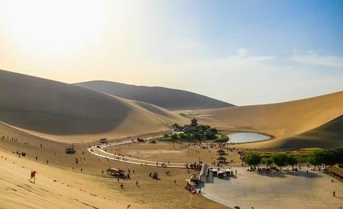 世界沙漠奇观月牙泉终于被救活了,是诸多沙漠景观中的佼佼者