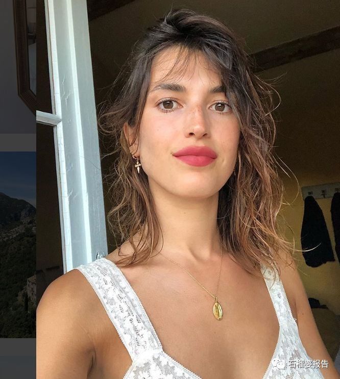 夏末天色渐暗，想在锁骨间戴条小项链