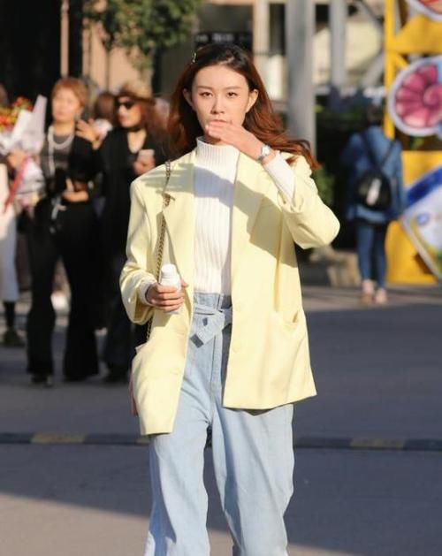  『美丽大方』街拍：沉鱼落雁的美女，一条浅色连衣裙，时尚美丽大方气息