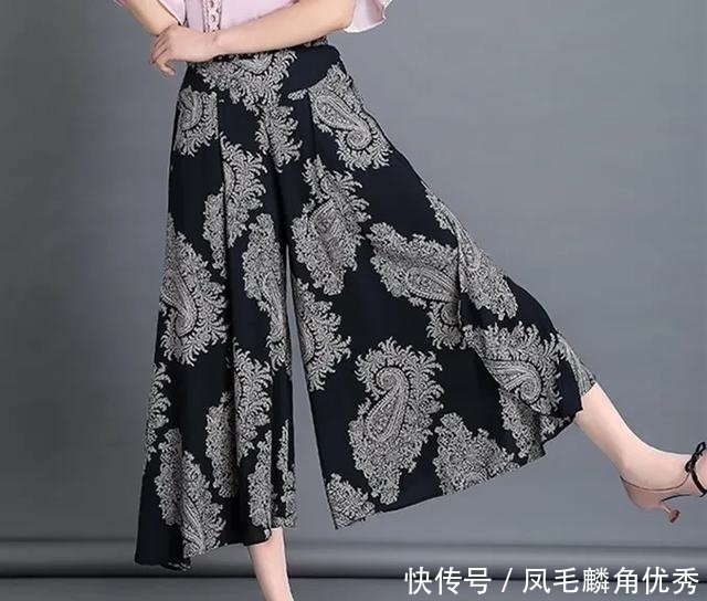 「宽松」有一种裤:妈妈裤!比阔腿裤洋气,比哈伦裤宽松,上身美级了
