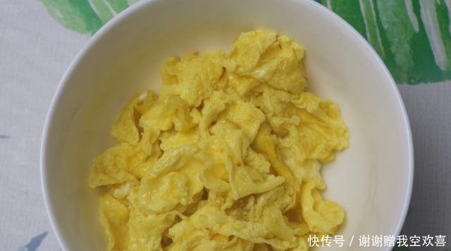  「鲜香」简单好吃的黑木耳炒鸡蛋，素雅美味，鲜香爽口，不错的开胃家常菜