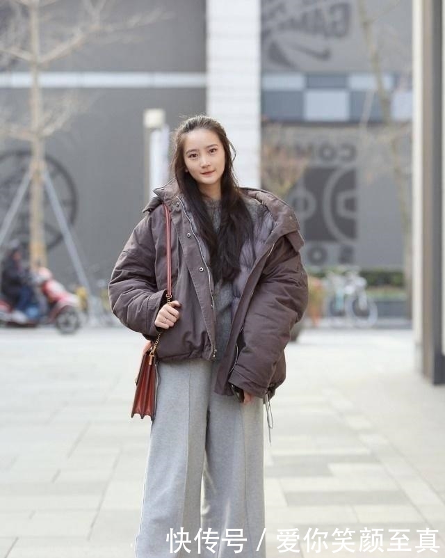 『 青春活力』蓝色牛仔裤搭配吊带背心,街拍:小姐姐看起来很有时尚丽人的感觉