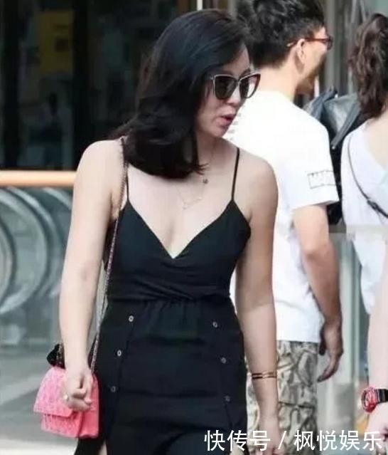 「 小脚」御姐也有被“拿下”的时候!,街拍:小脚裤穿出玲珑曲线