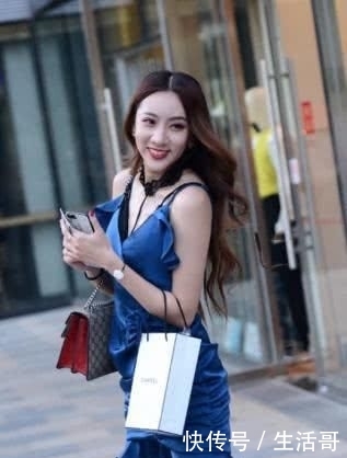 「气质」白色搭配黑色短裙,高端又不失优雅,突出大都市女性时尚气质美