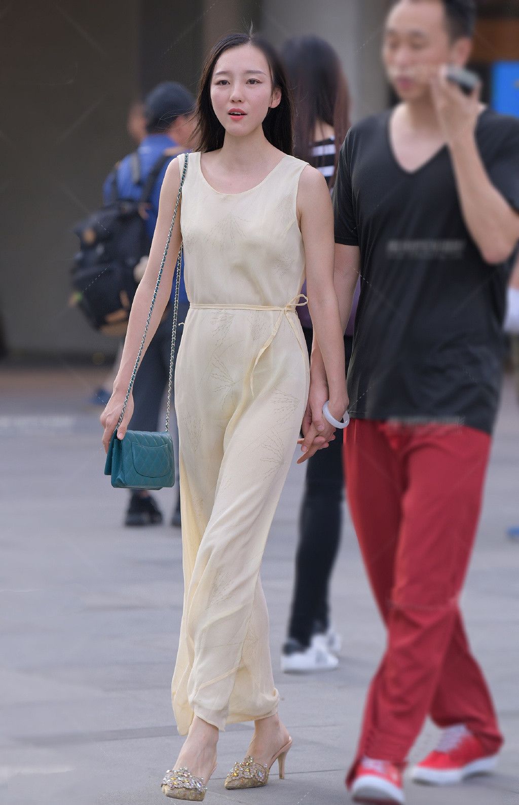 小姐姐|街拍:夏日时尚穿搭,气质女生选择长裙,轻松穿出简约优雅的美
