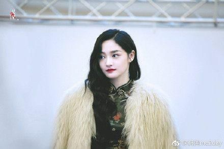 周洁琼与鞠婧祎同穿旗袍，同秀身材，网友：气质差距不止一点儿