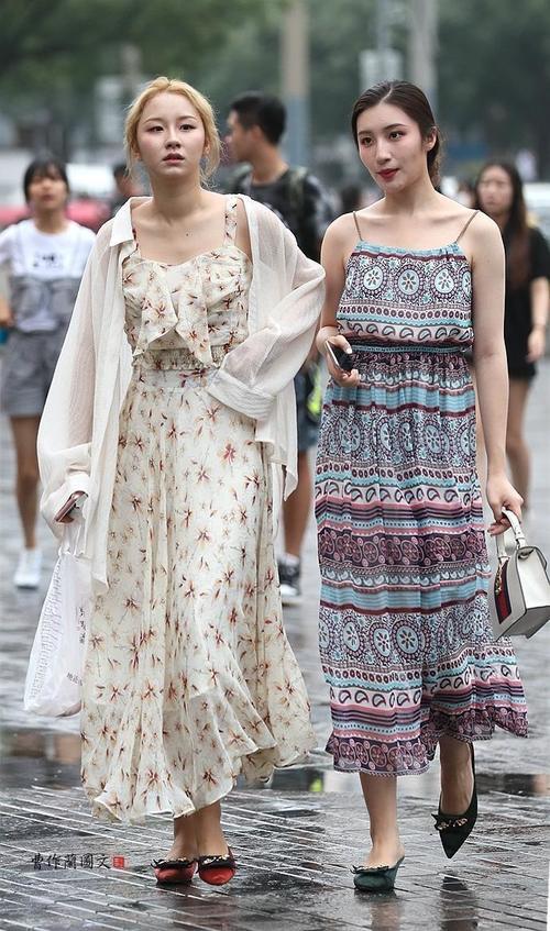 街拍：敢和漂亮闺蜜一同逛街的美女