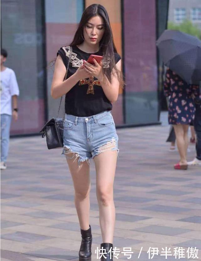 【 毛绒】气质典雅的辣妈，时髦的毛绒上衣，高贵又气质，街拍：面带微笑