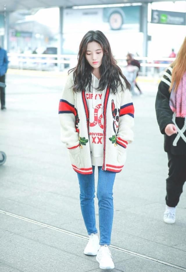 鞠婧祎机场秀大长腿下半身引关注，网友：这袜子捂着不会热吗？