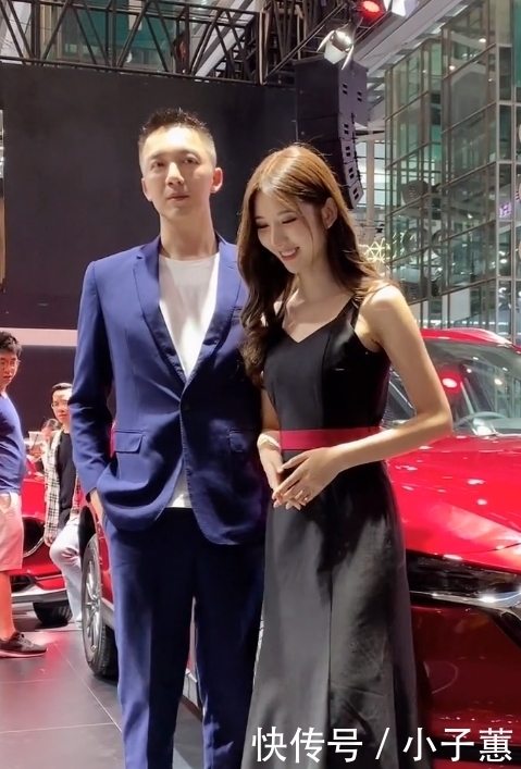 [ 美女]你裙子中间的红色条纹是腰带吗？，美女