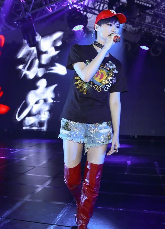 李宇春作为国内第一个民选出来的偶像，10多年一直保持着超高人气