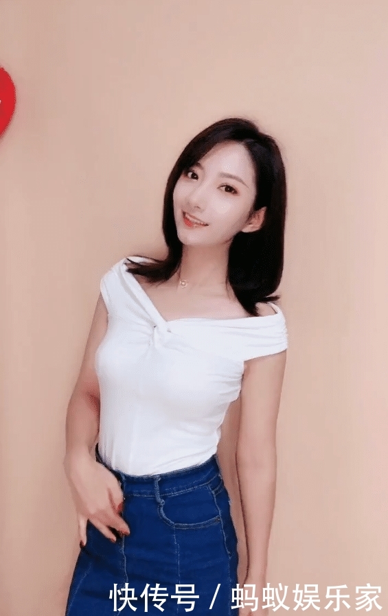  『小姐姐』街拍：小姐姐一字肩配上牛仔裙，潮流不过时！