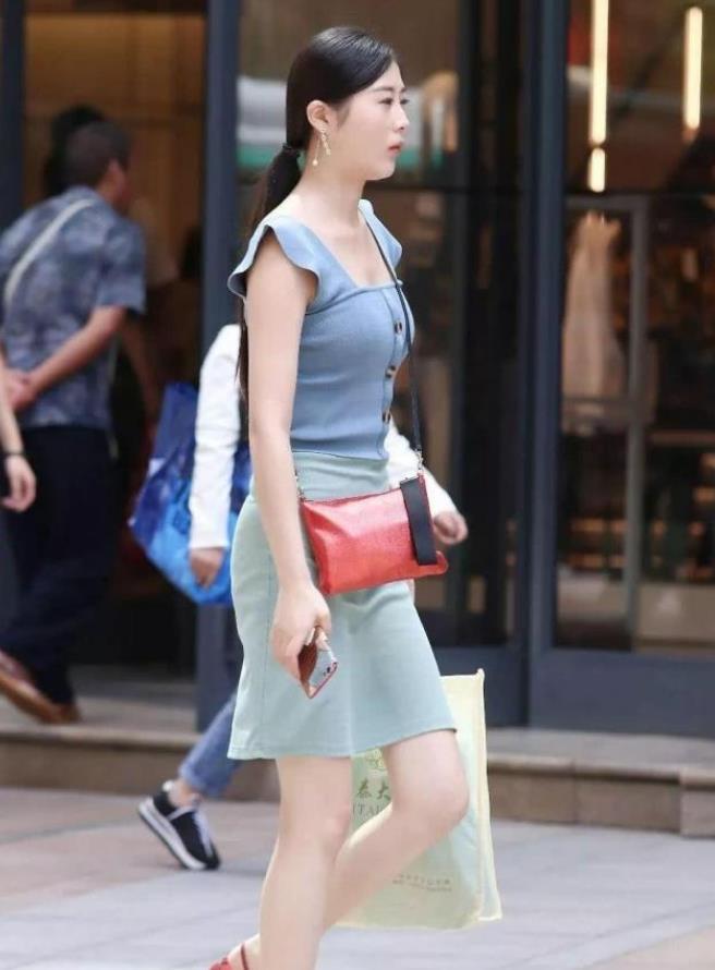  『装配』街拍：高挑靓丽的美女，身穿个性衣装配高跟鞋，很漂亮