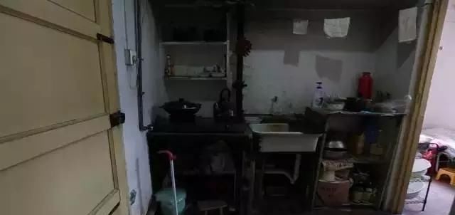  [脏乱]35岁剩女和父母挤28㎡，房屋脏乱，父亲没床睡被迫“离家出走”