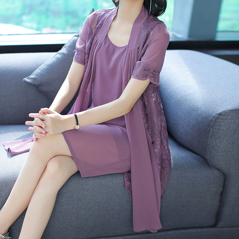 48岁老婆太会打扮，三伏天穿这时髦“套装”，美到路人一愣一愣