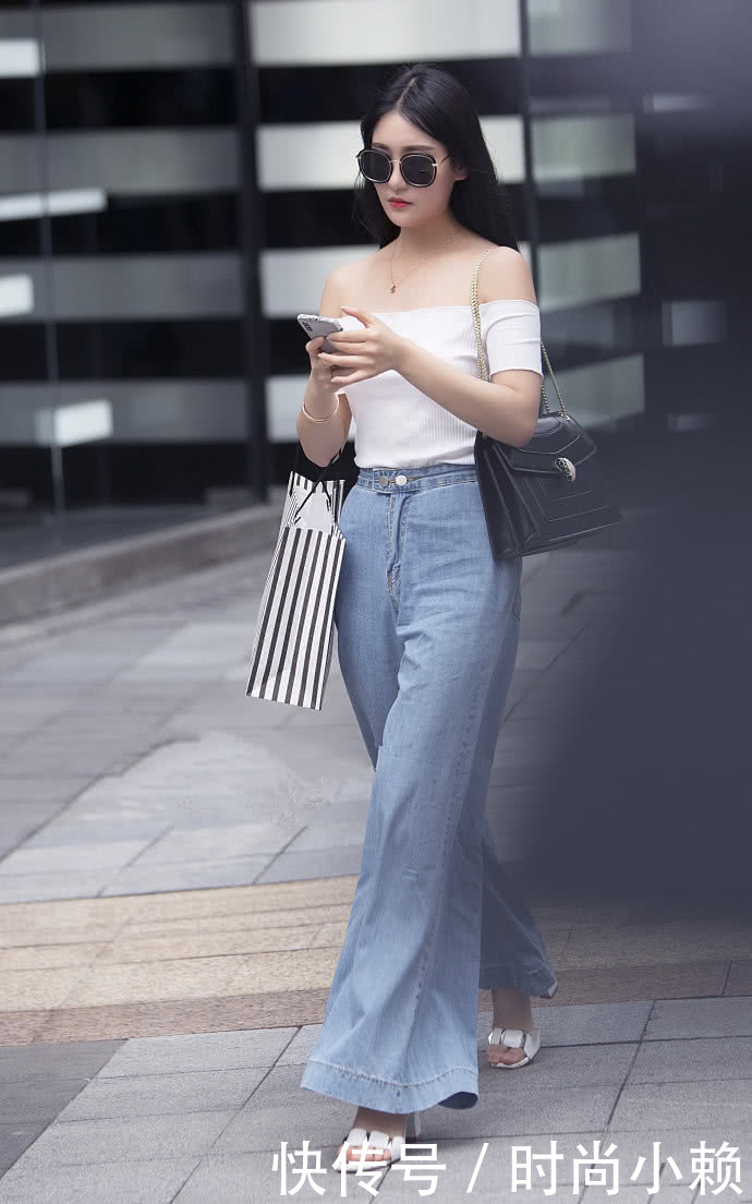 路人街拍：苗条美丽很迷人的小姐姐，打扮性感又不失小清新！