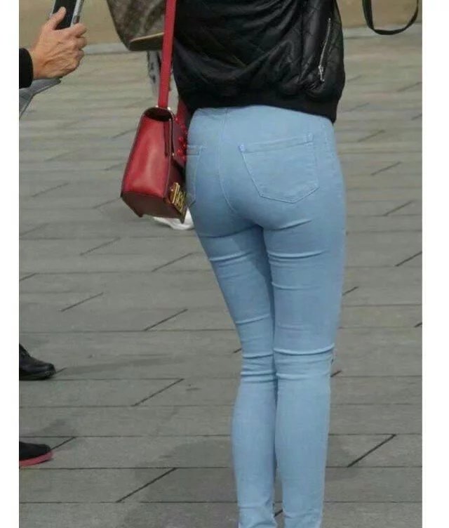 牛仔裤深蓝色更适合秋天和冬天，简单搭配不会让你失望！