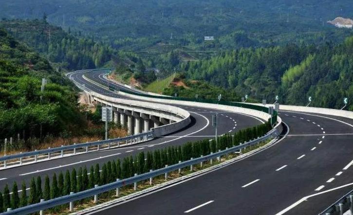 跑高速时，有人明明在超车道，可为何还要打左转向灯？专家这样说