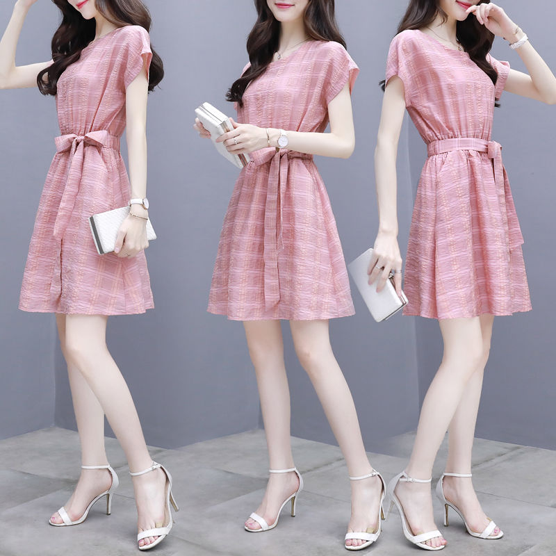 T恤衫不时兴了，如今流行蛇腰裙，搭小凉鞋，显嫩迷人，令人羡慕