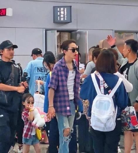 李承铉的穿衣技术就是撩妹神器，这衣服穿的满满都是对妻女的爱！