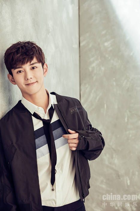 蓝博黑色夹克写真曝光 青春帅气时尚感MAX